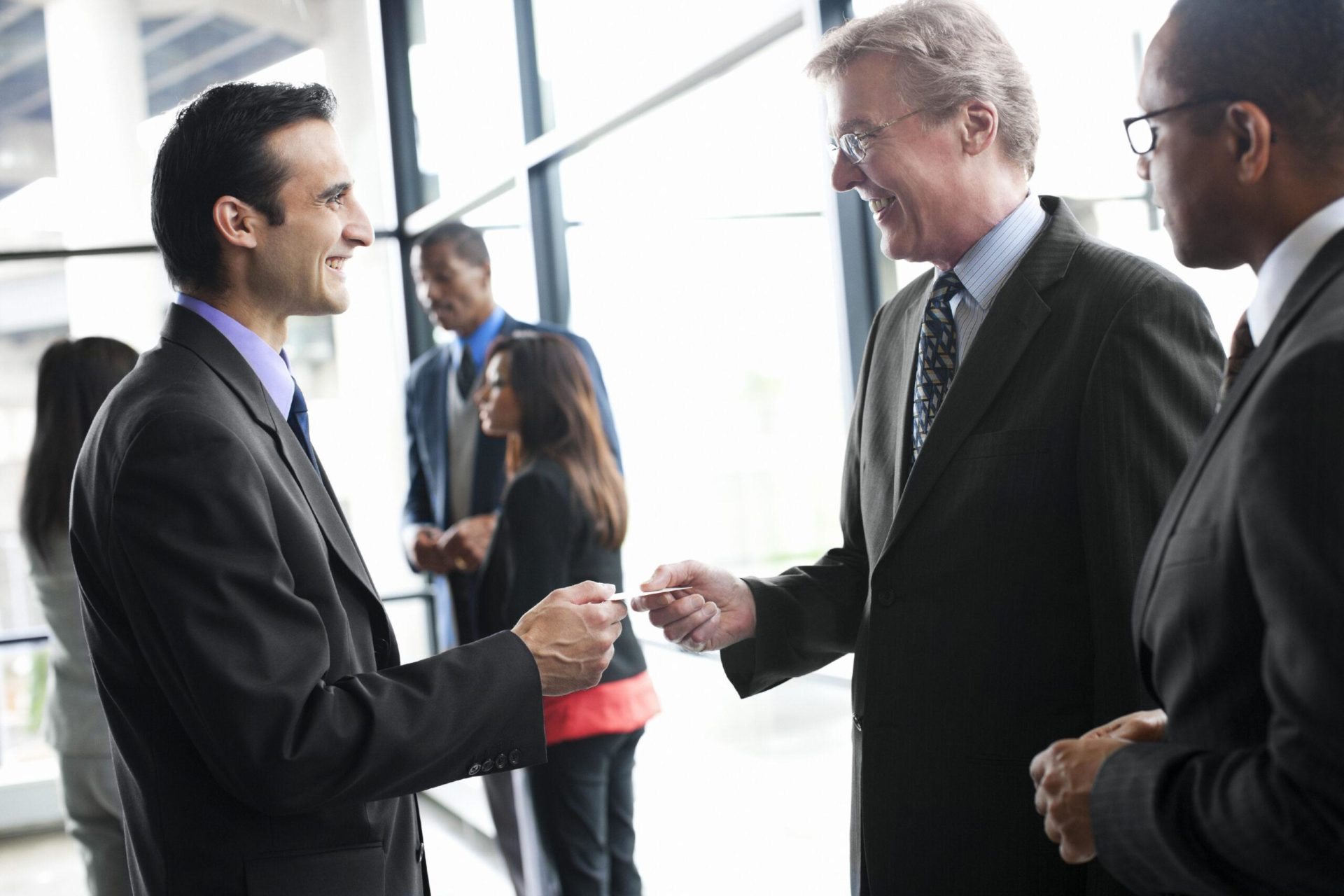 CEO intercambia tarjeta en Oil and Gas Alliance